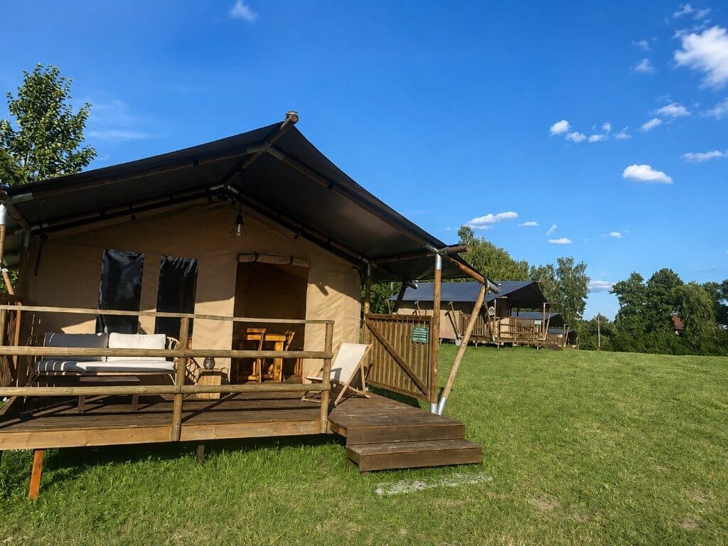 Glamping na Kociewiu — namioty safari na polanie Dworskiej Polany w Szteklinie